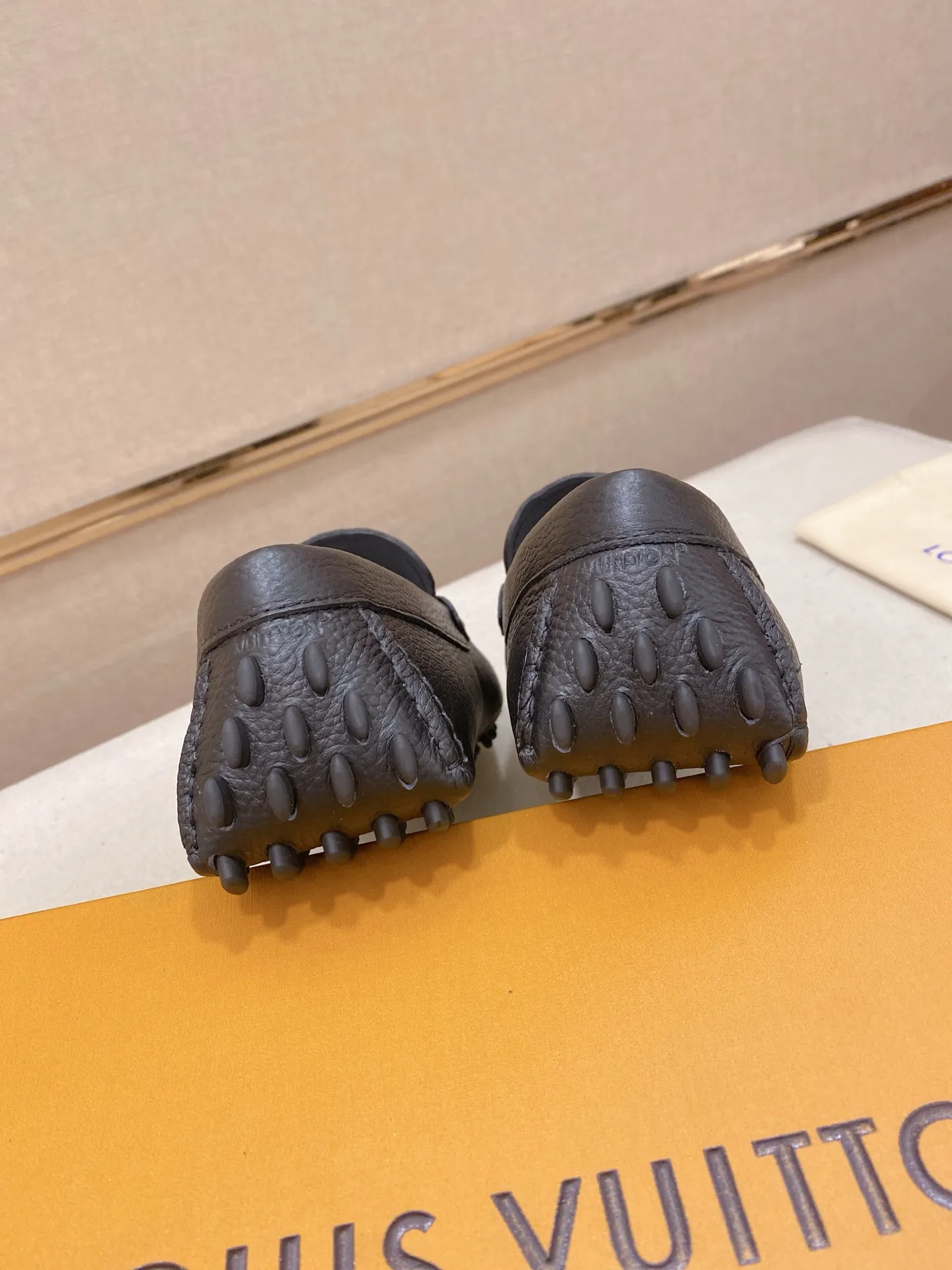 Factory price: 500💰High-end quality! LV 🆕🆕Exclusive hot-selling products in stock🔥🔥New products on the shelves, high-quality Ferragamo men's pea shoes, high-end casual driving shoes, with complete packaging! 💪 💪 Material: imported pebbled first-layer cowhide 🐂 + imported high-quality buffalo leather lining + wear-resistant outsole 👍🏻👍🏻 Features: high-end and comfortable, purely handmade 🚀 🚀 Create the perfect shoe that suits you best 🔥 🔥 Size: (38-44) 45 standard size can be customized!